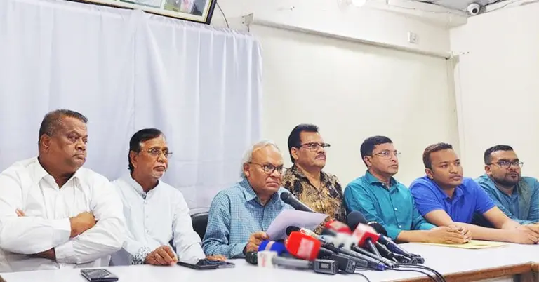 সংবাদ সম্মেলনে কথা বলছেন রুহুল কবির রিজভী
